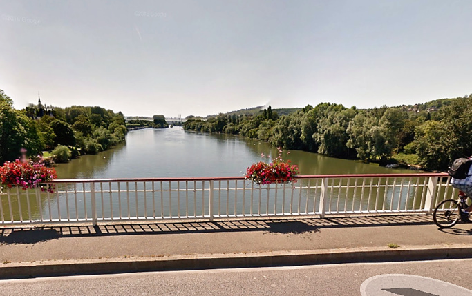 Aux Mureaux, la Seine polluée par une nappe de gazole sur deux kilomètres