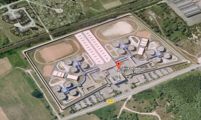 Construit en 1989 sur un vaste domaine de 13,5 ha, le centre de détention de Val-de-Reuil, avec une superficie de 54 000 m2, est le plus grand d'Europe (Illustration©Google Maps)