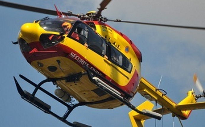 L'hélicoptère de la sécurité civile, Dragon 76, a participé à l'intervention au large d'Antifer (Illustration)