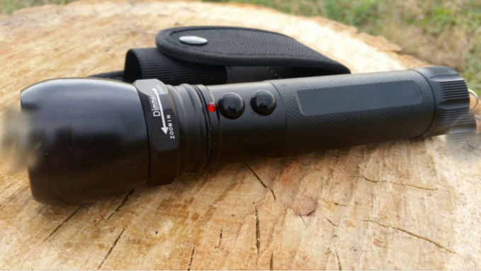 Ce modèle de lampe-torche est capable en mode shocker de neutraliser un individu (Illustration©DR) Ce modèle de lampe-torche est capable en mode shocker de neutraliser un individu (Illustration©DR)