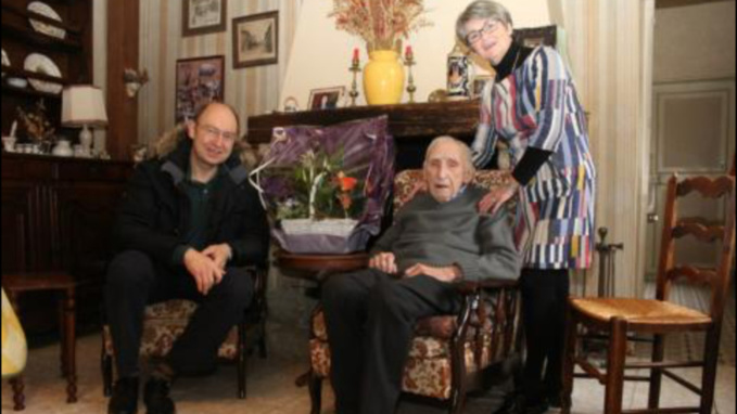 Michel Vialay, maire de Mantes-la-Jolie et son adjointe en charge des seniors, Nadine Wadoux, avaient rendu visite à Roger Clérisse pour lui souhaiter son anniversaire, le jour de ses 108 ans (Photo@Mantes-la-Jolie.fr)