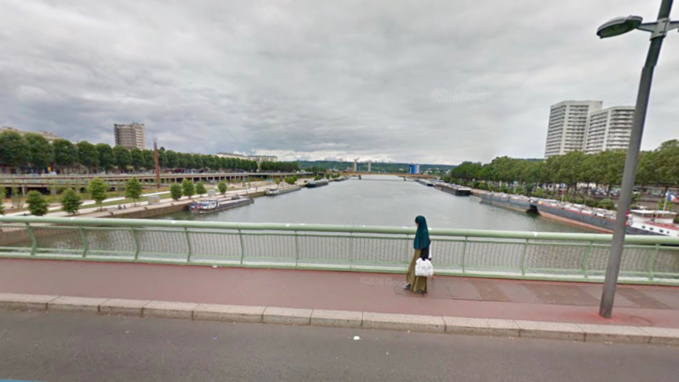 Rouen : un homme tombé dans la Seine du pont Jeanne d'Arc secouru par les plongeurs des pompiers 