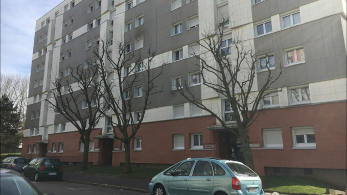 L'immeuble où habitait la jeune fille dans le quartier des Provinces (Illustration) L'immeuble où habitait la jeune fille dans le quartier des Provinces (Illustration)