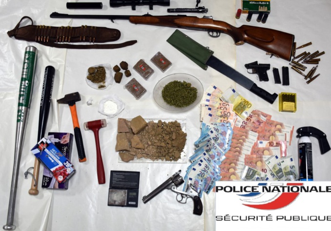 Des stupéfiants, de l'argent en petites coupures, des armes ont été découverts dans la voiture du trafiquant transformée en laboratoire ambulant (Photo©DDSP76)