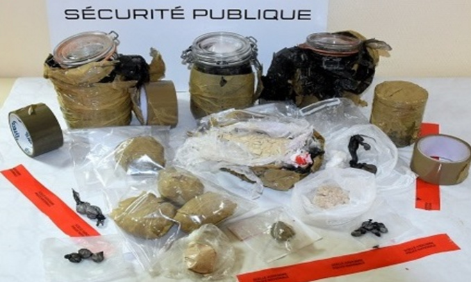 De l'héroïne, de la cocaïne et du cannabis ont été découverts dans une maison abandonnée à Saint-Etienne-du-Rouvray (Photo©Police nationale)