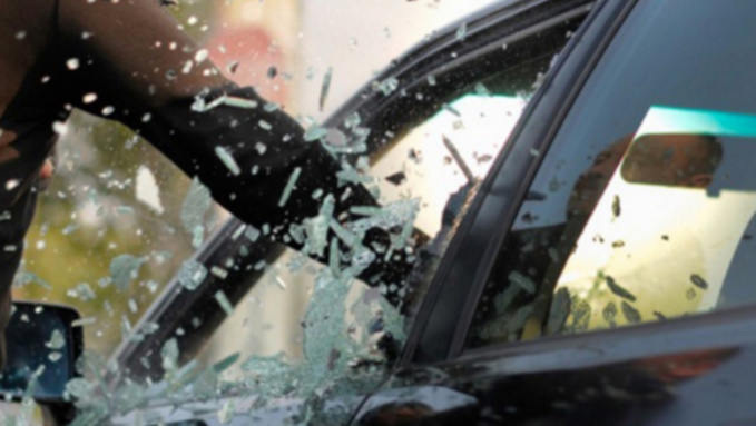 Les voleurs n'hésitent pas parfois à briser une vitre pour s'introduire dans le véhicule (Illustration©DR)