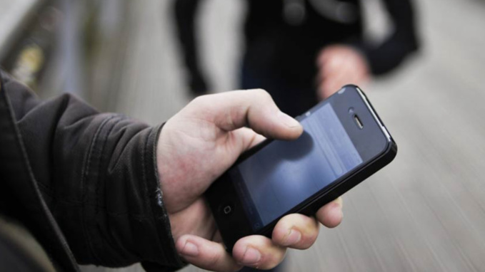 Bernay : jeté au sol et roué de coups par trois inconnus pour avoir refusé de prêter son téléphone portable