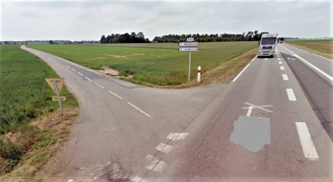 L'accident s'est produit à ce carrefour entre la route de Neuville (par où arrivait le véhicule) et le CD613 sur lequel circulait le scooter (Illustration © Google Maps)