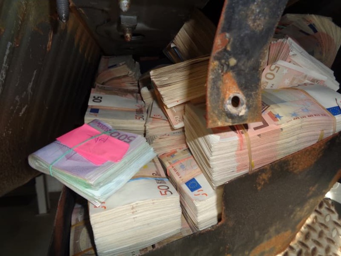 1 million d'euros en billets de banque découvert dissimulé dans une voiture près d'Hendaye