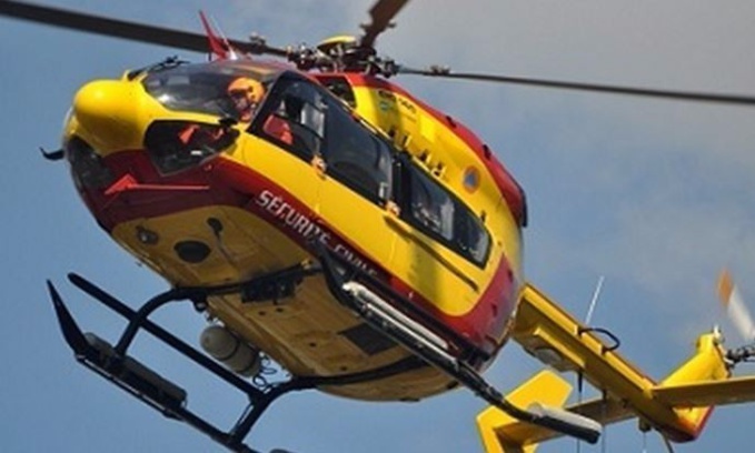 Le marin a été hélityreuillé à bord de Dragon 76 et transporté à l'hôpital du Havre (Illustration) Le marin a été hélityreuillé à bord de Dragon 76 et transporté à l'hôpital du Havre (Illustration)