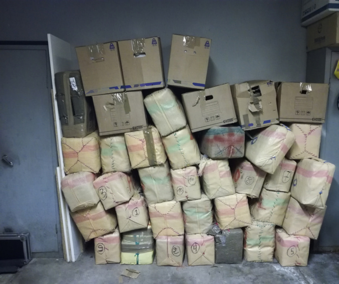 38 cartons renfermant 1 164 kg de résine et 14 kg d’herbe de cannabis étaient dissimulés parmi les céréales (Photo © Douane française)