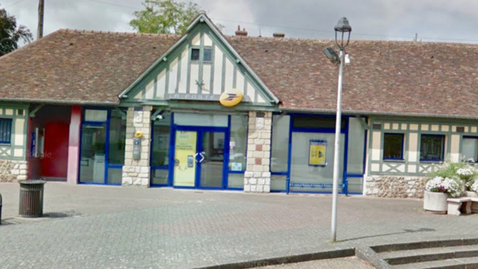 Eure : deux gendarmes empêchent un homme de s'immoler par le feu devant la Poste de Brionne Eure : deux gendarmes empêchent un homme de s'immoler par le feu devant la Poste de Brionne