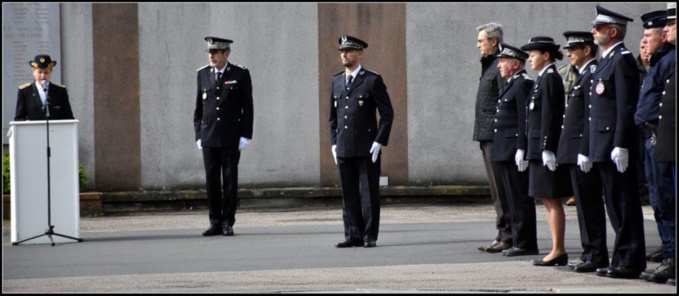 Le vibrant hommage de la Nation à Xavier Jugelé, le policier assassiné sur les Champs-Élysées, victime d'un attentat Le vibrant hommage de la Nation à Xavier Jugelé, le policier assassiné sur les Champs-Élysées, victime d'un attentat