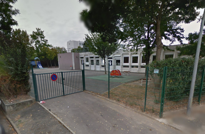 Les policiers ont constaté que la porte en bois qui donne accès à une réserve de livres scolaires était fracturée.