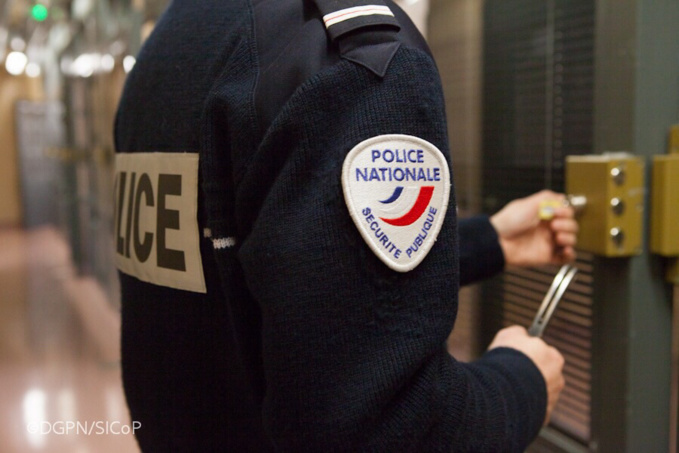 L'automobiliste sans permis et ivre à été placé en dégrisement puis en garde à vue a l'hôtel de police de Rouen (Illustration)