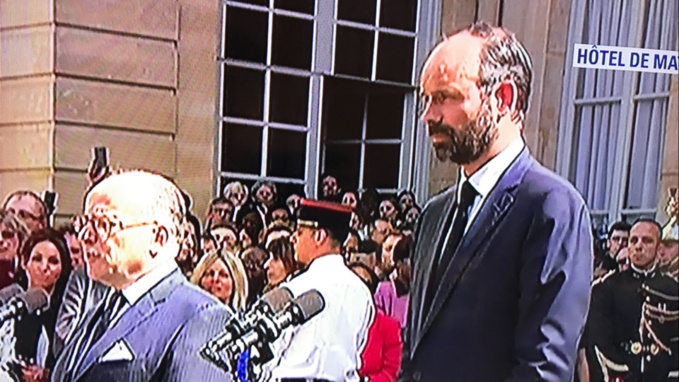 L'ancien et nouveau Premier ministre cet après-midi sur le perron de l'Hôtel Matignon lors de la passation de pouvoirs entre les deux Normands (Capture d'écran @BFMTV) L'ancien et nouveau Premier ministre cet après-midi sur le perron de l'Hôtel Matignon lors de la passation de pouvoirs entre les deux Normands (Capture d'écran @BFMTV)