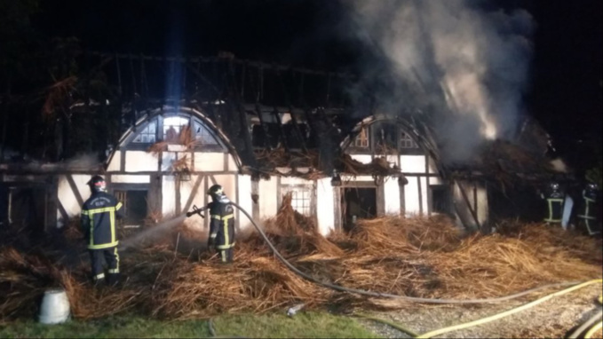 Une cinquantaine de pompiers ont lutté durant plusieurs heures contre l'incendie (photo @ D.R.) Une cinquantaine de pompiers ont lutté durant plusieurs heures contre l'incendie (photo @ D.R.)