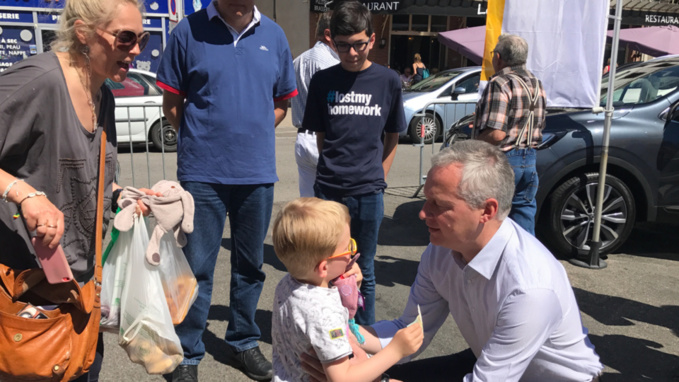 Candidat aux législatives dans l'Eure, Bruno Le Maire en visite ce matin sur le marché de Pacy-sur-Eure Candidat aux législatives dans l'Eure, Bruno Le Maire en visite ce matin sur le marché de Pacy-sur-Eure
