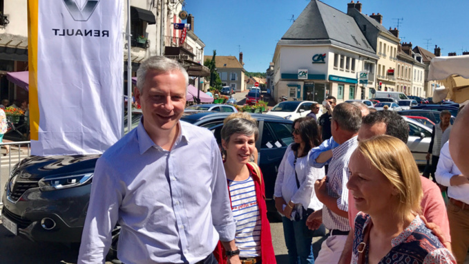 Accueil chaleureux pour Bruno Le Maire sur le marché de Pacy-sur-Eure (Photo © infoNormandie) Accueil chaleureux pour Bruno Le Maire sur le marché de Pacy-sur-Eure (Photo © infoNormandie)