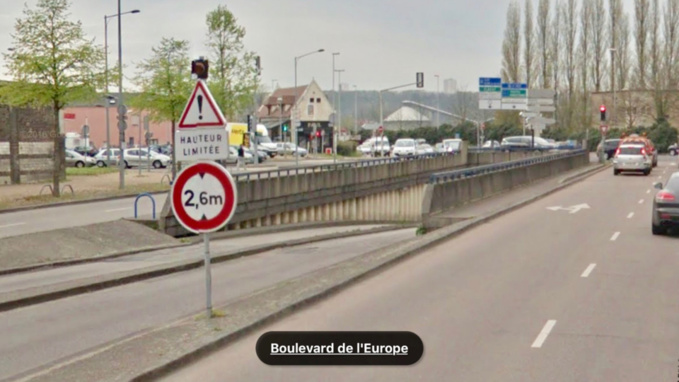 A Rouen, le van accroche le haut de la trémie : dans l'accident, le cheval qu'il transportait grièvement blessé A Rouen, le van accroche le haut de la trémie : dans l'accident, le cheval qu'il transportait grièvement blessé