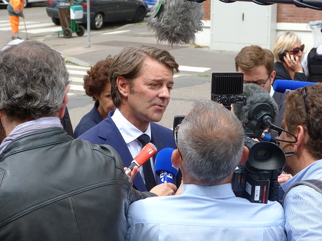 François Baroin devant l'Hôtel de police de Rouen, répond aux questions de la presse (Photo © D.R.)