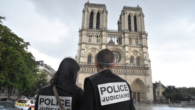 Policier blessé au marteau sur le parvis de Notre-Dame de Paris : 