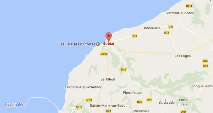 Un surfeur en difficulté dans une mer déchaînée hélitreuillé au large d'Étretat Un surfeur en difficulté dans une mer déchaînée hélitreuillé au large d'Étretat