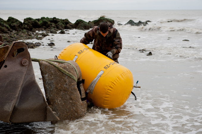 Lors d'une opération de déminage sur la plage de Sainte Adresse (Photo © Marine nationale) Lors d'une opération de déminage sur la plage de Sainte Adresse (Photo © Marine nationale)