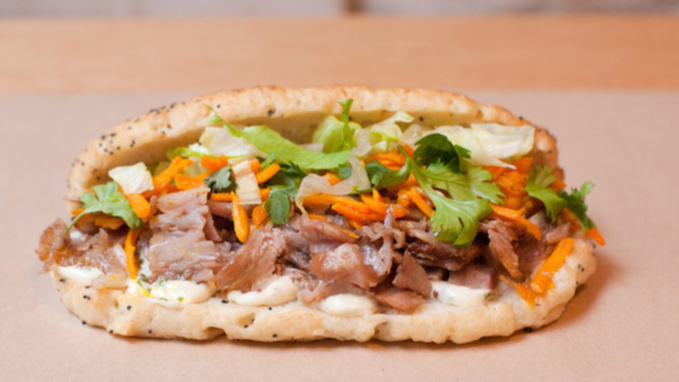 Dans les chaussettes, les policiers ont trouvé des kebabs et des cigarettes (Illustration) Dans les chaussettes, les policiers ont trouvé des kebabs et des cigarettes (Illustration)