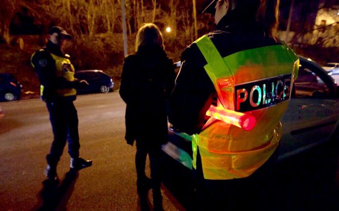 Yvelines : la voiture volée des agresseurs de trois jeunes filles fonce sur les policiers qui ripostent 