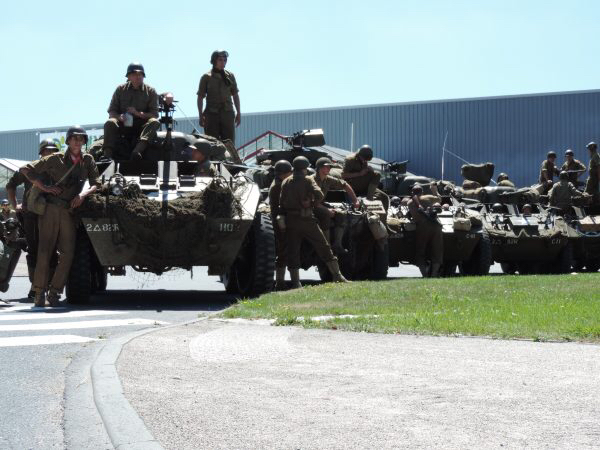 Un défilé de véhicules militaires de la Seconde Guerre Mondiale à Carentan pour le 14 juillet 
