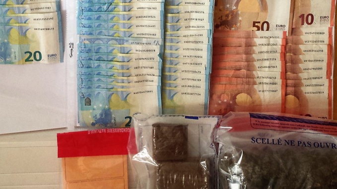 152 grammes d'herbe de cannabis, 386 grammes de résine de cannabis et 1400 € en numéraire ont été découverts dans le logement des suspects (Photo © Gendarmerie nationale)