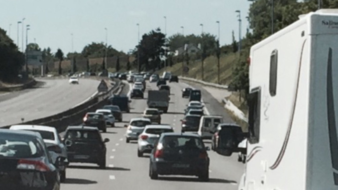 #InfoRoute. Bouchon de plus de 3 km sur l'A132 en direction de Deauville #InfoRoute. Bouchon de plus de 3 km sur l'A132 en direction de Deauville