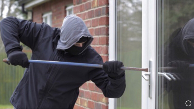 Le jeune homme est entré dans la maison par la fenêtre (illustration)