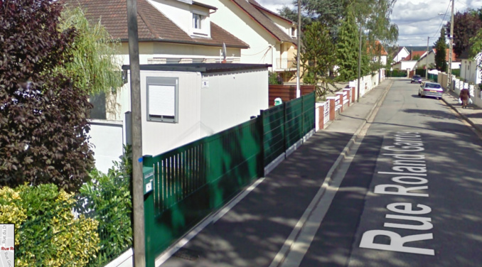 La victime vivait dans un bungalow implanté sur un bout de terrain en bordure de la rue Roland-Garros (Illustration ©Google Maps)