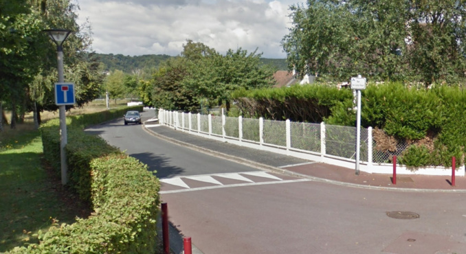 Les deux employés procédaient à un carottage dans l'impasse du Camp Fleuri (illustration) Les deux employés procédaient à un carottage dans l'impasse du Camp Fleuri (illustration)