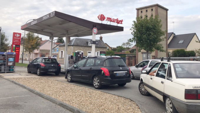 Dimanche, en fin d'après-midi, cette station-service de Pacy-sur-Eure a été prise d'assaut par des automobilistes craignant de manquer de carburant (Photo © infoNormandie)