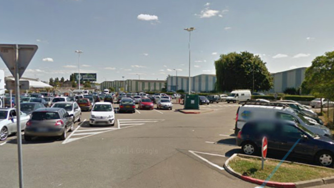 Les violences se sont déroulées sur le parking d’un centre commercial (Illustration) Les violences se sont déroulées sur le parking d’un centre commercial (Illustration)