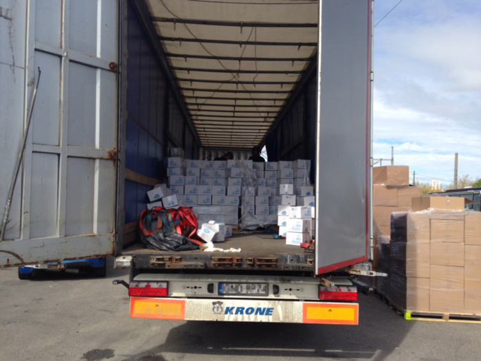 La drogue était cachée dans la cargaison du poids-lourd transportant des fûts de tomate (Photo © Douane)