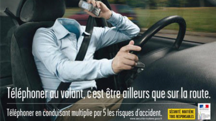 Illustration d’une campagne de la prévention routière pour lutter contre le téléphone au volant Illustration d’une campagne de la prévention routière pour lutter contre le téléphone au volant