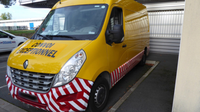 La drogue était dissimulée dans un caisson à bord de cette camionette (Photo © Douane française) La drogue était dissimulée dans un caisson à bord de cette camionette (Photo © Douane française)