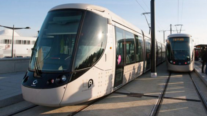 Le jeune homme a traversé devant le tramway (Illustration) Le jeune homme a traversé devant le tramway (Illustration)