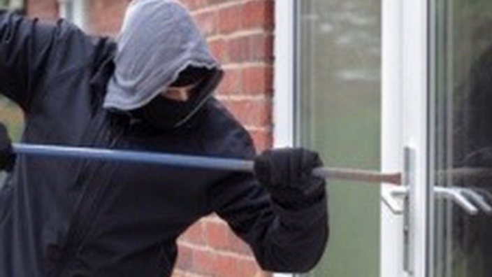 Le cambrioleur a fracturé une fenêtre pour s'introduire dans l'habitation (Illustration) Le cambrioleur a fracturé une fenêtre pour s'introduire dans l'habitation (Illustration)