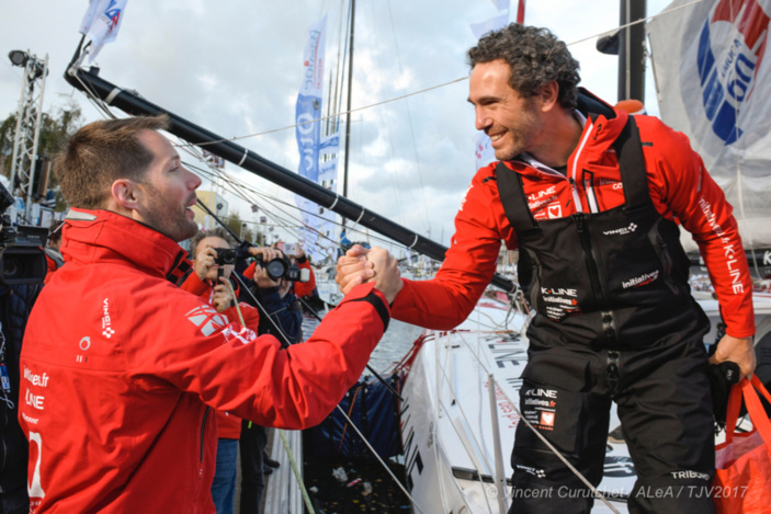L'astronaute Thomas Pesquet salue le navigateur Tanguy de Lamotte (Photo © Vincent Curutchet) L'astronaute Thomas Pesquet salue le navigateur Tanguy de Lamotte (Photo © Vincent Curutchet)