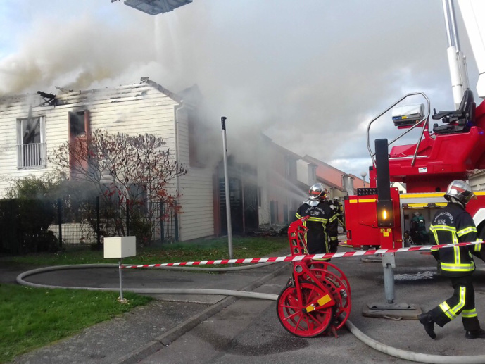 Vingt sapeurs-pompiers ont été engagés au plus fort de l'incendie Vingt sapeurs-pompiers ont été engagés au plus fort de l'incendie