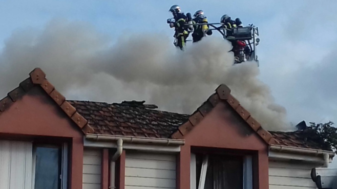 Pont-de-l’Arche : un incendie détruit quatre appartements, six personnes relogées Pont-de-l’Arche : un incendie détruit quatre appartements, six personnes relogées