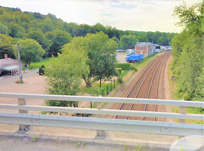 Le corps était pendu par une sangle à la balustrade du pont qui enjambe les voies de chemin de fer de la ligne Rouen - Caen (Illustration © Google Maps)