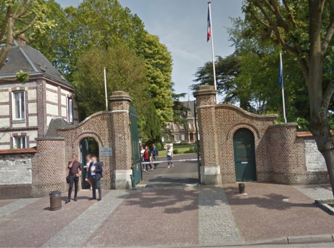 Le feu s’est déclaré dans une poubelle au quatrième étage du lycée (Illustration)