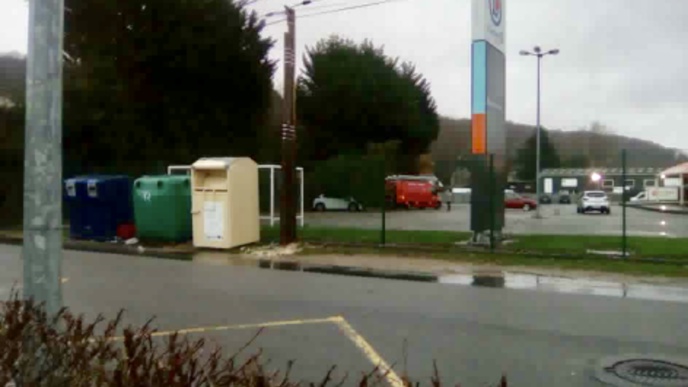 Une voiture s'est retrouvée ensevelie sous un sapin à Fécamp (Photo d'un lecteur) Une voiture s'est retrouvée ensevelie sous un sapin à Fécamp (Photo d'un lecteur)