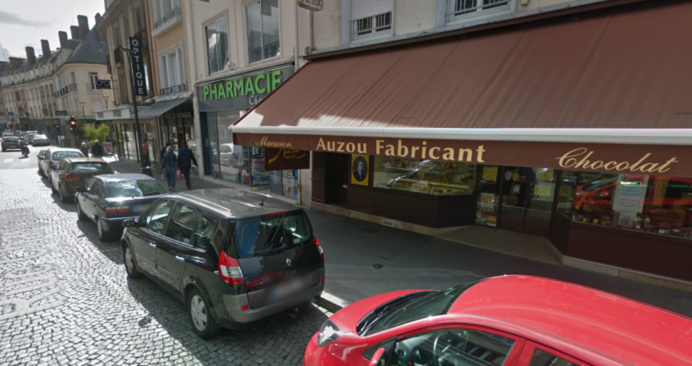Chez Auzou, rue Chartraine, le ou les cambrioleurs ont fracturé la porte d'entrée et dérobé le fond de caisse (Illustration © Google Maps)